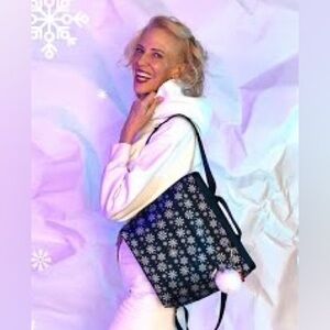 SOLD!! NWT Harveys Seatbelt Bags "Snow Day!" Streamline Tote - SHIPS NEXT DAY!!!